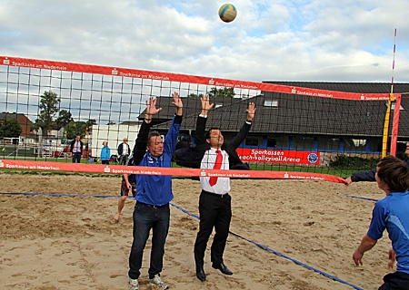 Karl-Heinz Röhner (links) und Vorstandsvorsitzender Giovanni Malaponti bildeten in der neuen Sparkassen Beach-Volleyball Arena spontan eine Mannschaft.
