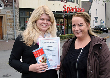 Sarah Baumgärtner (links) überreichte Christina Hinsen ihren Preis: eine Ballonfahrt für zwei Personen.