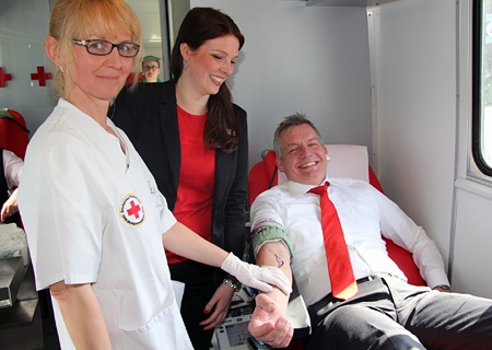 Sparkassenvorstand Bernd Zibell (r.) und die Auszubildende Wiebke Bruch nutzten ihre Mittagspause, um je einen halben Liter Blut zu spenden. Bei Petra Isern Wegner (l.) vom DRK waren sie in guten Händen.