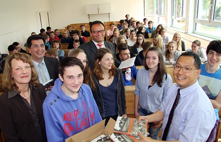 Anlässlich der Buchspende las Autorin Anja Rupprecht (l.) aus „Als der Krieg nach Rheinberg kam“. Frank Tatzel und Frank-Rainer Laake von der Sparkasse am Niederrhein (rechts daneben) überreichten Schulleiter Marcus Padtberg (r.) im Namen der Kulturstiftung 84 Exemplare, die zukünftig im Geschichtsunterricht eingesetzt werden.