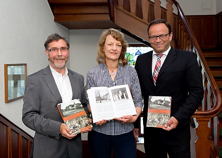 Anja Rupprecht (Mitte) stellte im Alten Rathaus „Als der Krieg nach Rheinberg kam“ vor. Finanziell ermöglicht wurde das Buchprojekt von der Sparkassen-Kulturstiftung. Kulturstiftungsvorstand Franz-Josef Stiel (l.) und Sparkassendirektor Frank-Rainer Laake (r.) freuen sich, dass der Band in die Schriftenreihe der Stadt Rheinberg aufgenommen wurde.