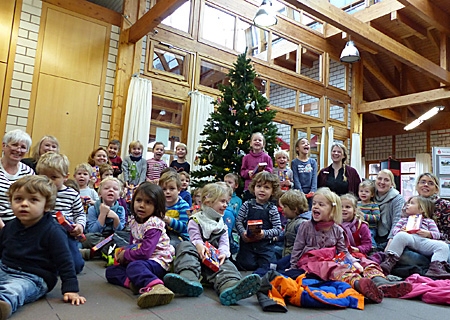 Kindergartenkinder aus Vennikel sangen unterm Baum in der Sparkasse.