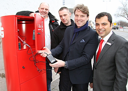 Nahmen die neue Ladestation für E-Biker am Rathaus in Betrieb (v.l.n.r.): Elektromeister Frank Westerhoff und sein Mitarbeiter Mark Wairowski, Bürgermeister Christoph Fleischhauer und Sparkassen-Chef Giovanni Malaponti.