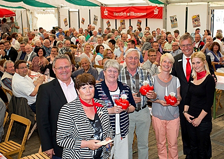 Volles Haus (hier beim letztjährigen Ehrenamtsforum im Festzelt Menzelenerheide) erwartet die Sparkasse auch diesmal wieder im.    