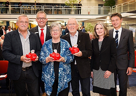 Drei Vereinsvertreter freuten sich über je 250 Euro Extraspenden, die sie beim Ehrenamtsforum gewannen. Von links: Helmut Weisser (Dorffestgemeinschaft Hochkamer-Vluynbusch), Sparkassenvorstand Bernd Zibell, Maria Gallinat (Frauenhilfe Neukirchen), Klaus Krön (KAB St. Quirinus), Verwaltungsratsvorsitzende Claudia van Dyck und Bürgermeister Harald Lenßen.