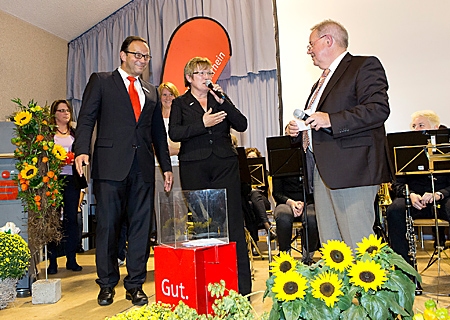 Bürgermeister Hans-Theo Mennicken (rechts), hier mit Pfarrerin Ulrike Thölke und Sparkassenvorstand Frank-Rainer Laake, zog die viermal 250 Euro Extra-Spenden. Hinten links: Tanja Braun von der Rheinberger Tafel, hinten Mitte: Anne Stangenberg von der katholischen Grundschule St. Peter. 