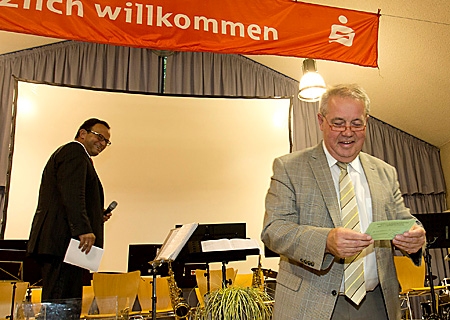Bürgermeister Hans-Theo Mennicken (vorne) und Sparkassenvorstand Frank-Rainer Laake werden beim Ehrenamtsforum im Amplonius-Gymnasium rund 200 Gäste begrüßen.