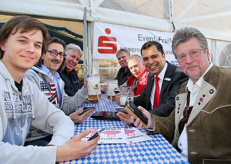 Marvin Schulte (ganz links) hat es auf den letzten Metern geschafft: Mit dem ersten Asberger Oktoberfest beginnt auch der Event-Freifunk für ganz Moers. Mit ihm freuen sich die Ehrenamtlichen der Asberger Bürgergemeinschaft und Giovanni Malaponti, Vorstandsvorsitzender der Sparkasse am Niederrhein (2.v.r.).