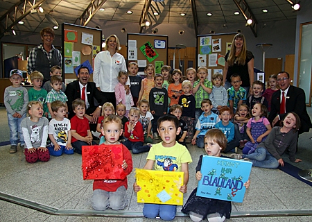 Farbenfroh eröffneten die Kinder der evangelischen Kindertagesstätte Orsoy in der örtlichen Geschäftsstelle der Sparkasse ihre Ausstellung. Dort zeigen sie bis Mittwoch, 24. Juni, die Ergebnisse ihres dreimonatigen Farbprojektes. 