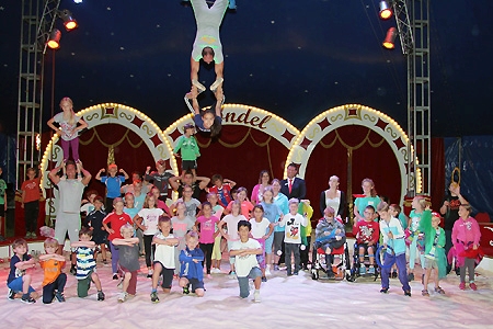 Derzeit proben 125 Kinder für ihren großen Auftritt im Circus Rondel. Romana Schwickert, Judith Gruchmann und Oliver Heger (Mitte) werben um Zirkus-Paten, die mit ihren Spenden anderen Kindern den Eintritt zu den Abschlussvorstellungen ermöglichen.