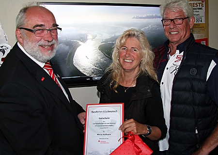 Werner Hoffmann (ganz rechts) und Regina Dömkes erhielten von Sparkassen-Vertriebschef Heiner Rütjes den Gutschein für die Fahrt mit dem Gasballon. 
