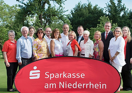 Sieger und Platzierte des Golfturniers auf einen Blick. Von rechts: Rebana Lange (Sparkasse), Ingeborg Witt (Betreiber-Gesellschaft des Golfclubs) und Bernd Zibell (Vorstand Sparkasse).