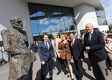 Enthüllten die Hüsch-Skulptur vor dem Bildungszentrum in Moers (v.l.): Bürgermeister Christoph Fleischhauer, Dr. Hans-Albrecht Meyer-Stoll vom Freundeskreis, Chris Rasche-Hüsch, Sparkassenchef Giovanni Malaponti und Professor Wolfgang Schumacher von der NRW-Stiftung. 