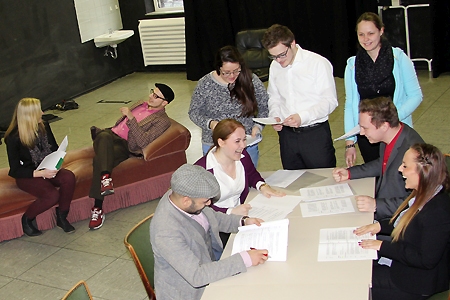 Die Sparkassen-Azubis Michelle Wolff, Jonas Schumacher, Fadel Karout, Jana Statnych, Jessica Mai, Julien Fischer, Stefanie Kürten, Maximilian Langer und Maike Küsters proben für „Hauptsache Arbeit“, eine Sozialgroteske der Dramatikerin Sibylle Berg.