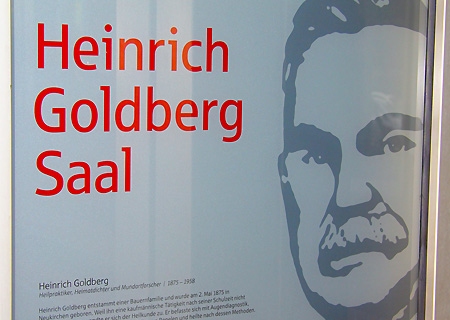 Eine Infotafel an der Sparkasse in Neukirchen erinnert an Heinrich Goldberg.