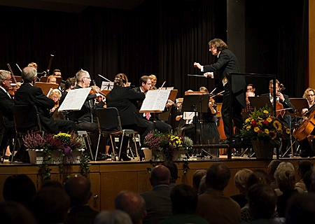 Das Niederrheinische Kammerorchester erntete beim Herbstkonzert im Kulturzentrum Rheinkamp stürmischen Beifall und Bravorufe. 