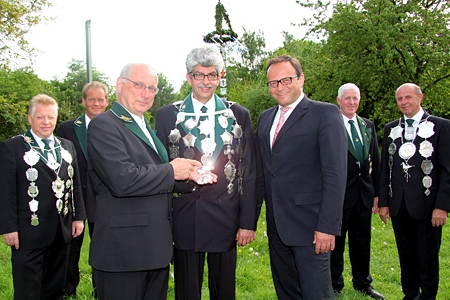 Von links: Dirk Langner, Karl-Heinz Kamps, Brudermeister Ludger Fröhling, Erhard Krause, Sparkassenvorstand Frank-Rainer Laake, Theo Reintges und der amtierende Schützenkönig Friedhelm Dahmen.