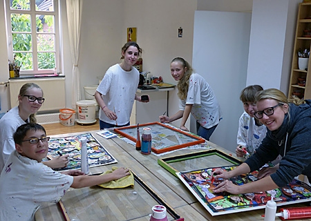 Die Stipendiaten der Kunstschule legen letzte Hand an ihre Rizzi-Bilder, die ab 18. September in der Sparkasse an der Poststraße zu sehen sind.