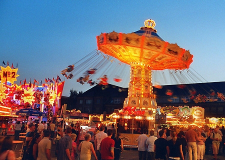 Die Sparkassen-Geschäftsstellen im Moerser Stadtgebiet schließen am Kirmesmontag um 13 Uhr.