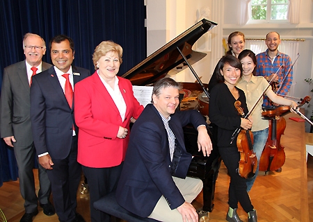 Dr. Christiane Schumann (Mitte) hatte Giovanni Malaponti und Wilhelm van gen Hassend (l.) von der Sparkassen-Kulturstiftung zum Unterrichtsbesuch in den Meisterkurs bei Piotr Oczkowski (r.) eingeladen. Der Professor von der Detmolder Musikhochschule begleitet die Teilnehmer des Moerser Musiksommers am Flügel.