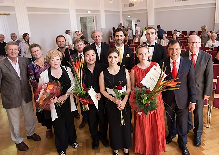 Den mit 4000 Euro dotierten Preis der Kulturstiftung Sparkasse am Niederrhein überreichte Giovanni Malaponti (2. v.r.) nach einem spannenden Lied-Duo-Wettbewerb dem Bariton Modestas Sedlevicius (Bariton) und der Pianistin Anna Anstett (links von ihm). 