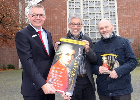 Sparkassenvorstand Bernd Zibell, Konzertleiter Hans-Hermann Buyken und Pfarrer Franz Anstett (v.l.n.r.) laden zum Besuch des Mozart-Requiems am 15. November in die St.-Quirinus-Kirche ein.