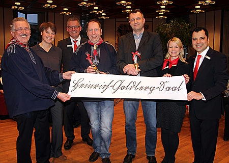 Nahmen die Gewinner des Namenswettbewerbes, Bernd Arnold (3.v.r.) und Thomas Stralka (links daneben) in ihre Mitte (v.l.): Hans-Peter Burs, Ulrike Reichelt, Bernd Zibell (Jury). Ganz rechts: Vorstandsvorsitzender Giovanni Malaponti und Geschäftsstellenleiterin Katrin Steffans. 