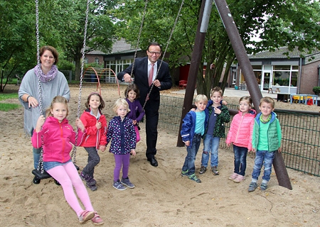 Die neue Doppelschaukel ist bei den Kleinen der Kindertagesstätte St. Marien sehr beliebt. Darüber freuen sich die Großen Bianca Mertens und Frank-Rainer Laake.