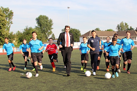 Die C1-Kicker des VfL Repelen fühlen sich in den neuen Trikots von Sparkasse und Provinzial pudelwohl. Mitgebracht hatte sie Stefan Ertelt, der auch im Anzug auf dem Fußballplatz eine gute Figur machte. Co-Trainer Daniel Konietzko (rechts daneben) möchte mit seinen Jungs in die Leistungsklasse aufsteigen.