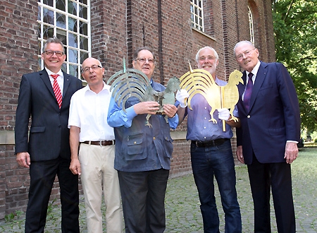 Neuer Hahn für die Dorfkirche. V.l.n.r.: Sparkassenvorstand Bernd Zibell, Bert Konijnenberg (Vorsitzender des Presbyteriums), Manfred Jülicher (Pfarrer im Ruhestand), Hans Delihsen (Vorsitzender des Heimat- und Verkehrsvereins Vluyn) und der Unternehmer Heinz Trox.