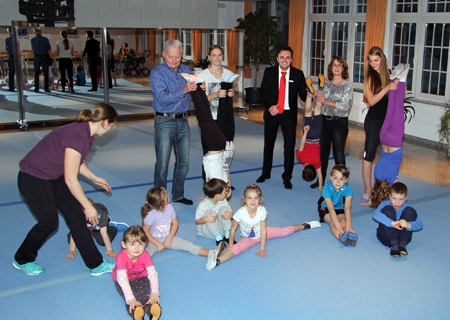 Dawid Sojka von der Sparkasse am Niederrhein (Mitte) im Mehrzweckraum des TV Utfort-Eick. Die jungen Trampolin-Turner zeigten Spagat, Hocke oder Handstand. Hilfestellung leisteten Sarah Lindemann, Jürgen Dörpinghaus, Lara Schüler, Susanne Ruiz Moreno und Lara Mönnighoff.