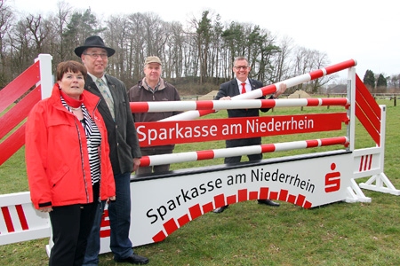 Sparkasse schenkt Reitverein Eintracht Veen einen neuen Sprung.