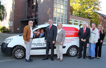 Neues Auto fuer die Tafel 1015 ObenGünter Zeller (v.l.n.r.) überreicht im Namen der Sparkassen-Sozialstiftung symbolisch den Schlüssel für den neuen Lieferwagen an Manuela Lenz von der Neukirchen-Vluyner Tafel. Sparkassen- und Stiftungsvorstand Bernd Zibell, Ulla Borgemeister, Wilfried Schlicht, Peter Schmidt und Marion Tenbücken freuen sich über den schnellen Ersatz des Transporters.