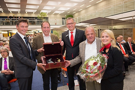 Bürgermeister Harald Lenßen, Thomas Stralka vom Heimat- und Verkehrsverein und Sparkassenvorstand Bernd Zibell (v.l.n.r.) überraschten Schützenpräsident Peter Wenz am Rande des Ehrenamtsforums mit einer Kopie des Schützensilbers. Dazu gab es einen Blumenstrauß von Geschäftsstellenleiterin Katrin Steffans und ein öffentliches Geburtstagsständchen.