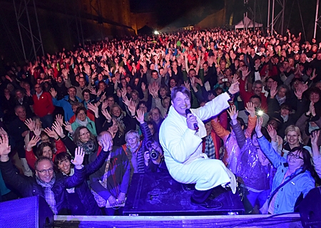 Die Besucher der PS-Auslosung im Kulturzentrum Rheinkamp erwartet eine Udo Jürgens-Show. Foto: SahneMixx