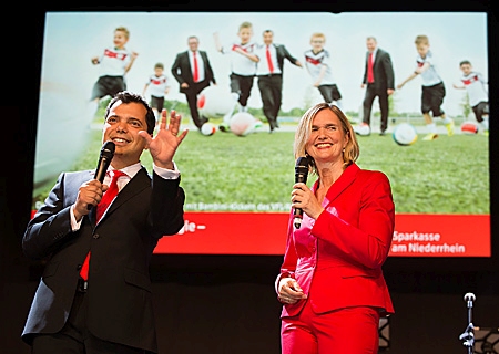 Vorstandsvorsitzender Giovanni Malaponti, hier mit Moderatorin Birgit Wilms, berichtete bei der PS-Auslosung in der neuen Festivalhalle in Moers vor 600 Zuschauern, warum das PS-Sparen eine gute Sache ist. 