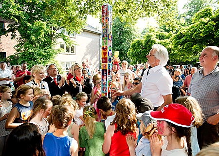 Enthüllung des Friedenspfahls in Borth. Links Schulleiterin Diana Schwinges-Leo mit Thorsten Holzgräfe und Stefanie Aldenhoff von der Sparkasse, neben dem Pfahl rechts Günther Leo und Pfarrer Thorsten Diesing.