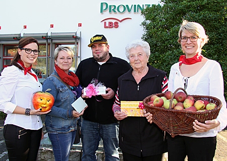 Die Sparkassenmitarbeiterinnen Isabel Winn (ganz links) und Melanie Peschik (ganz rechts) gratulierten den Gewinnern Sandra Brauner, Jürgen Fritsch und Ursula Lerbs (v.l.n.r.). 