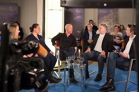 Julia Krischer (l.) und Sascha Devigne (r.) sprachen beim Sparkassen-NiederrheinTalk mit Andrea Käfer, Hayden Chisholm und Professor Volker Breithecker darüber, welche Impulse Moers noch bräuchte. 