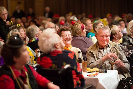 Die Gäste schunkelten, lachten und tanzten beim Sparkassen-Seniorenkarneval im Kulturzentrum Rheinkamp.