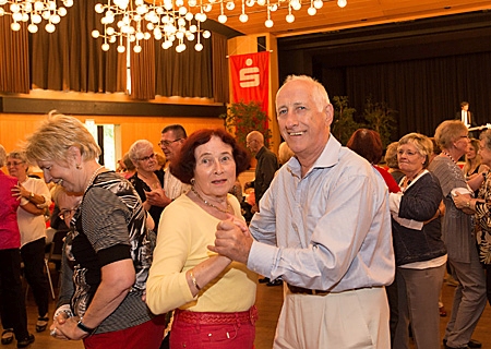 Spaß und Tanz beim Seniorenherbstfest der Sparkasse im Kulturzentrum Rheinkamp.