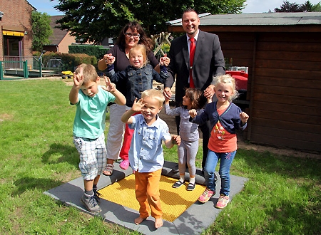 Monja Schnickers hatte Carsten Thelen zum Dankeschön-Besuch eingeladen. Der ließ sich von den Kindern das neue Trampolin zeigen.