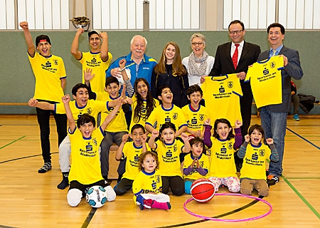 Vereinspräsident Frank Tatzel und Sparkassenvorstand Frank-Rainer Laake (von rechts) brachten der Sportgruppe für Flüchtlingskinder beim TuS 08 einen Satz Trikots. Mit den Kindern freuten sich die ehrenamtlichen Übungsleiter Carolin Tatzel (Mitte) sowie Anne Pöhlmann und Horst Kijewski. 