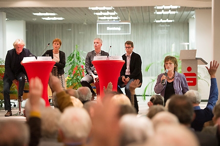 Die Moderatorin der Podiumsdiskussion, Christine Kostrzewa (r.), befragte nicht nur die Experten, sondern auch das Publikum. Hinten, von links: Landschaftsarchitekt Friedhelm Terfrüchte, Professorin Susanne Moebus, der Moerser Stadtplaner Martin Dabrock und Matthias Braubach von der WHO.