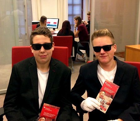 Schüler der Realschule drehten in der Sparkasse Alpen einige Szenen für einen Video-Clip.