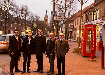 Ortstermin an der Weihnachtsbeleuchtung (v.l.n.r.): Oliver Heger (Sparkasse), Bürgermeister Heiko Schmidt, Patrick Beyl (Sparkasse), Karl van Huet und Peter Labudda (beide Heimat- und Verkehrsverein). 