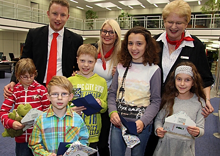 Die fünf kleinen Gewinner des Weltspartagsrätsels in der Sparkasse an der Poststraße erhielten je einen Büchergutschein von zehn Euro.  