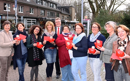 Margot Klein (l.) und Detlev Moll von der Werbegemeinschaft Meerbeck überreichten Spenden von insgesamt 1650 Euro an Annette Becker (Dreikönigskindergarten), Christine Joliet (SCI-Kinderhaus), Ute Thöming (St. Barbara Kindergarten), Cornelia Otto (Johannes-Kindergarten), Petra Weier (KG Lusticana), Anke Vogelsang (Familienzentrum Barbarastraße), Renate Dettke (Uhrschule) und Ute Kampow (Eichendorffschule). „Das Geld soll den Kindern in unserem Viertel zugute kommen“, so die Vorsitzende der Werbegemeinschaft Margot Klein.