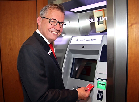 Bernd Zibell: "Ab sofort kann jeder Kunde die PIN seiner SparkassenCard selbst ändern."