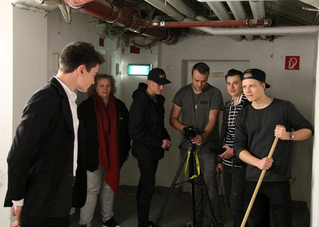 Geheimagent Christopher West (l.) im Blickduell mit Bösewicht Frederic Hannen (r.). Beim Videodreh im Keller des Adolfinums sind mit dabei: Lehrerin Regine Meyering, Luis Kühnen, Jan Sellerbeck und Lennart Bogdahn.